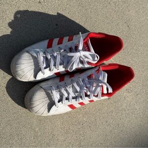 adidas men’s White and Red Classic Shell-Toe Sneakers